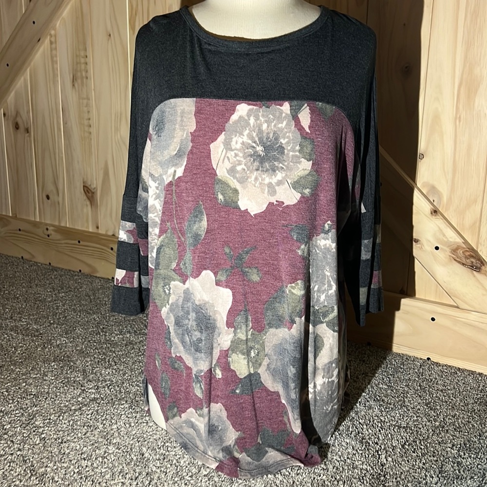 Women’s Crew Neck 3/4 Sleeve Top M/L